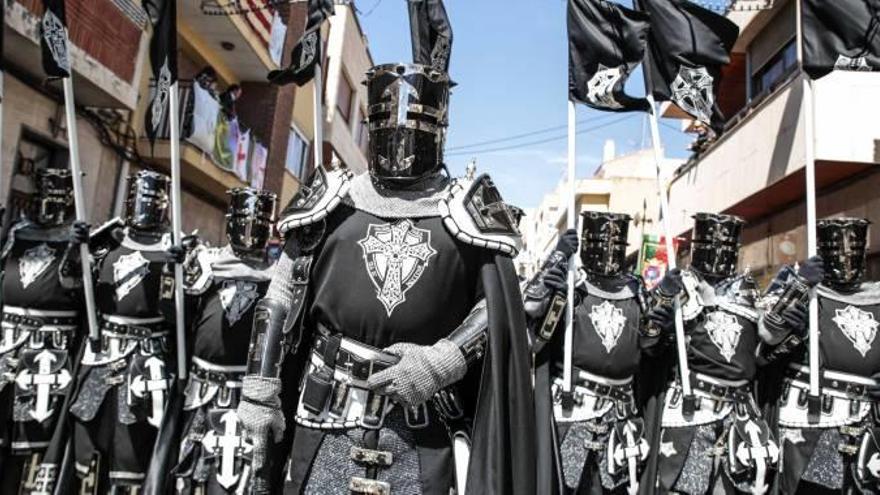 Las fiestas giran en torno a las comparsas, auténticas protagonistas, durante los actos principales.