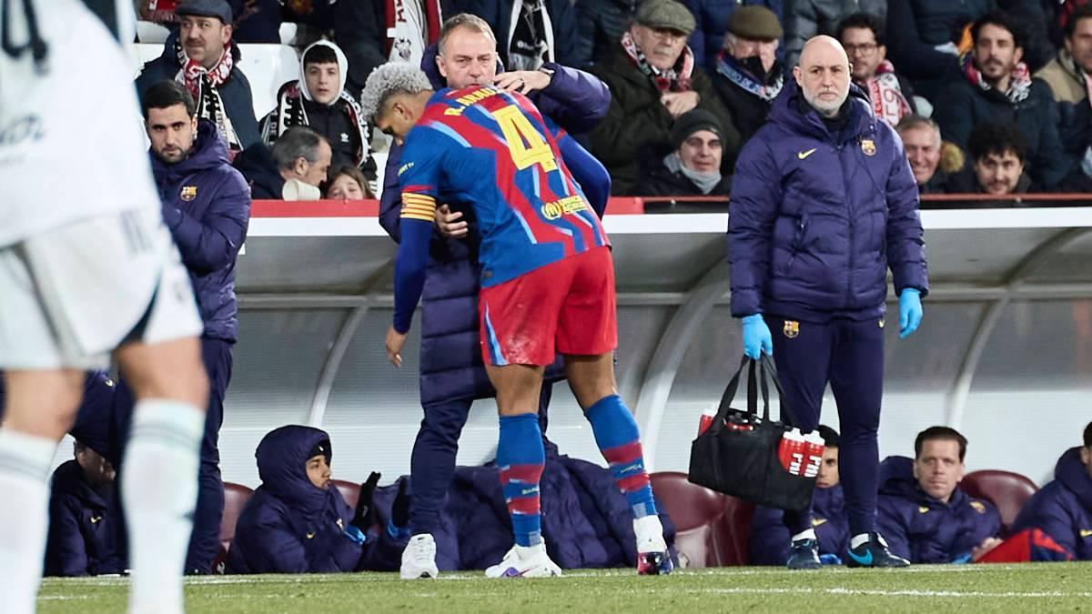 Flick celebra el gol abrazándose con Araujo