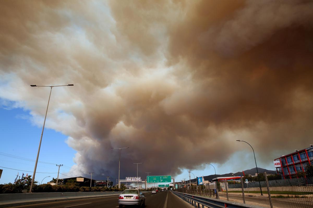 Decenas de miles de evacuados por un gran incendio que llega a las puertas de Atenas