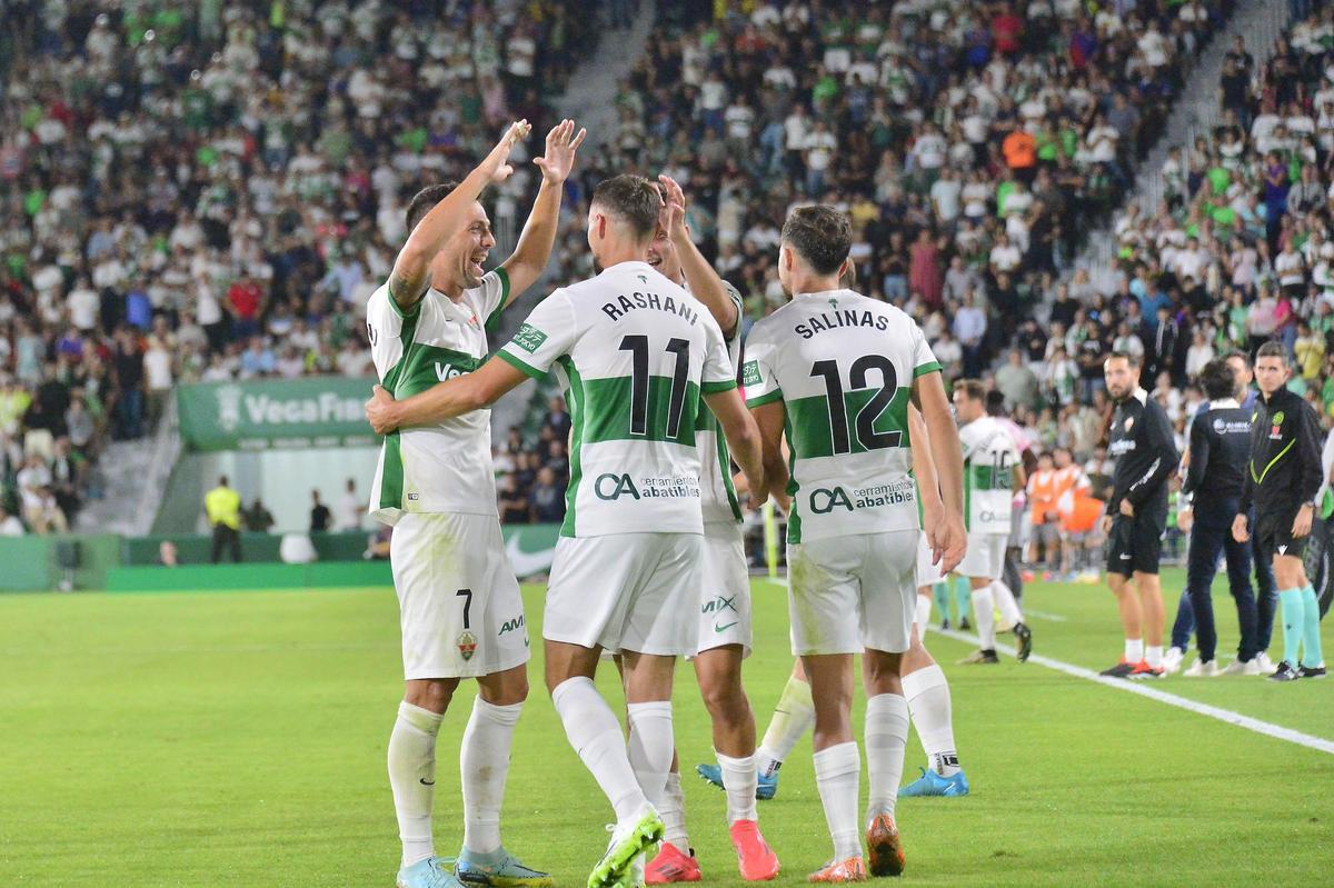 Los jugadores del Elche, celebrando un gol en el Martínez Valero