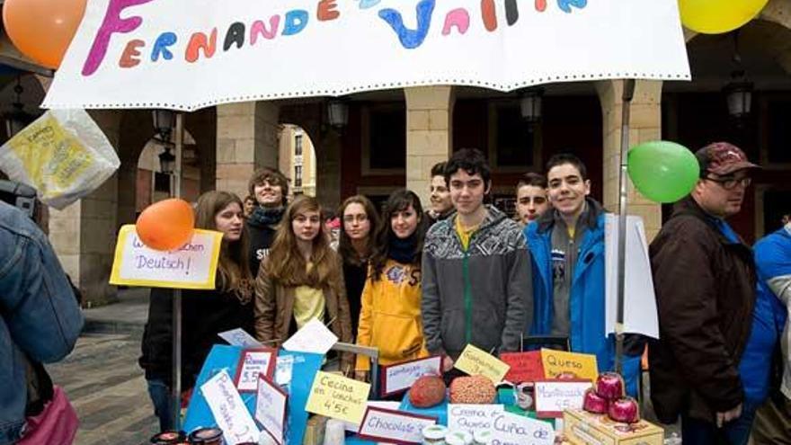 Los alumnos del Fernández Vallín, con sus productos a la venta.