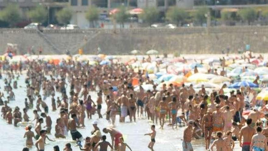 Playa de Silgar, en Sanxenxo, durante una ola de calor.  // G. Santos