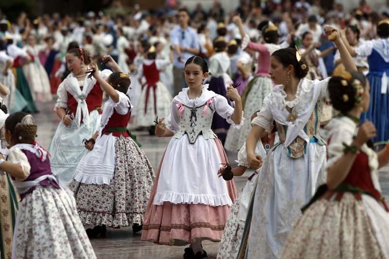 Dansà infantil en la plaza de la Virgen