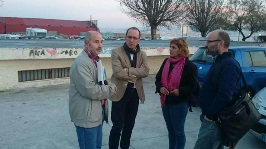 Anxo Lorenzo, onte en Cangas, entre os edís Xoán Chillón, Mercedes Giráldez e Héitor Mera. // Santos Álvarez