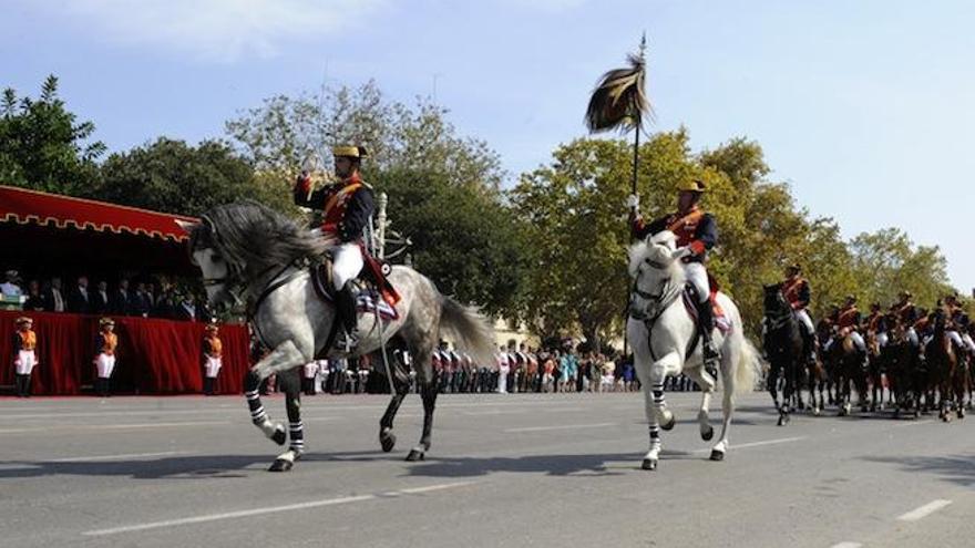 Dos agentes del Escuadrón de Caballería durante el desfile del año pasado en Valencia.
