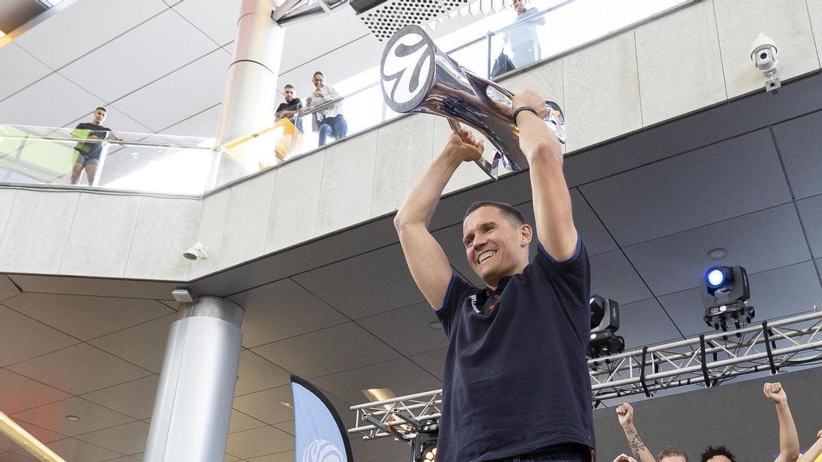 Jaka Lakovic levanta el trofeo de campeones de la Eurocup en 2023.