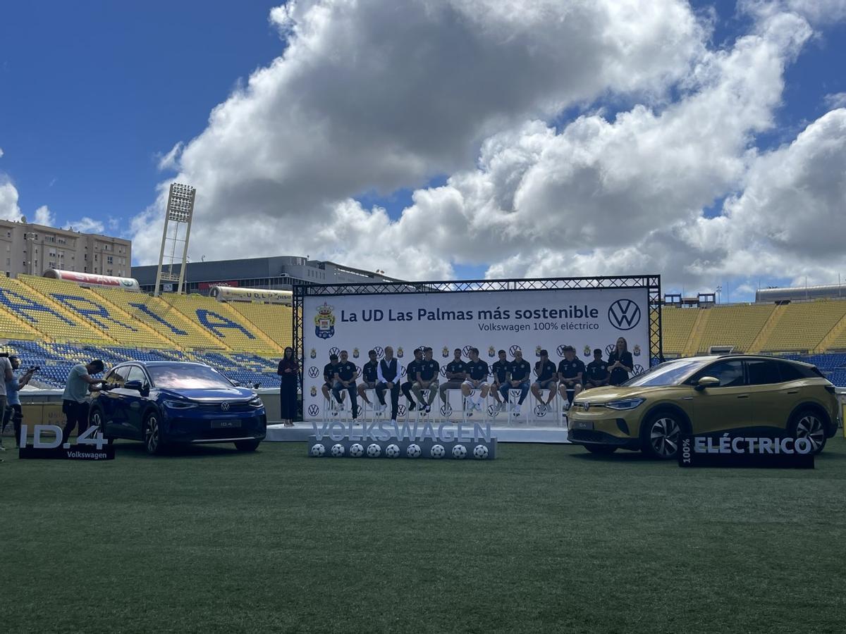 Magüi Melián, Patricio Viñayo y los jugadores de la UD, junto a Helguera y Pimienta, durante el acto de Domingo Alonso.