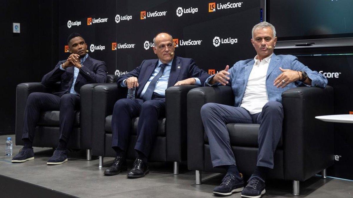 Javier Tebas, presidente de LaLiga junto a Samuel Etoo y José Mourinho