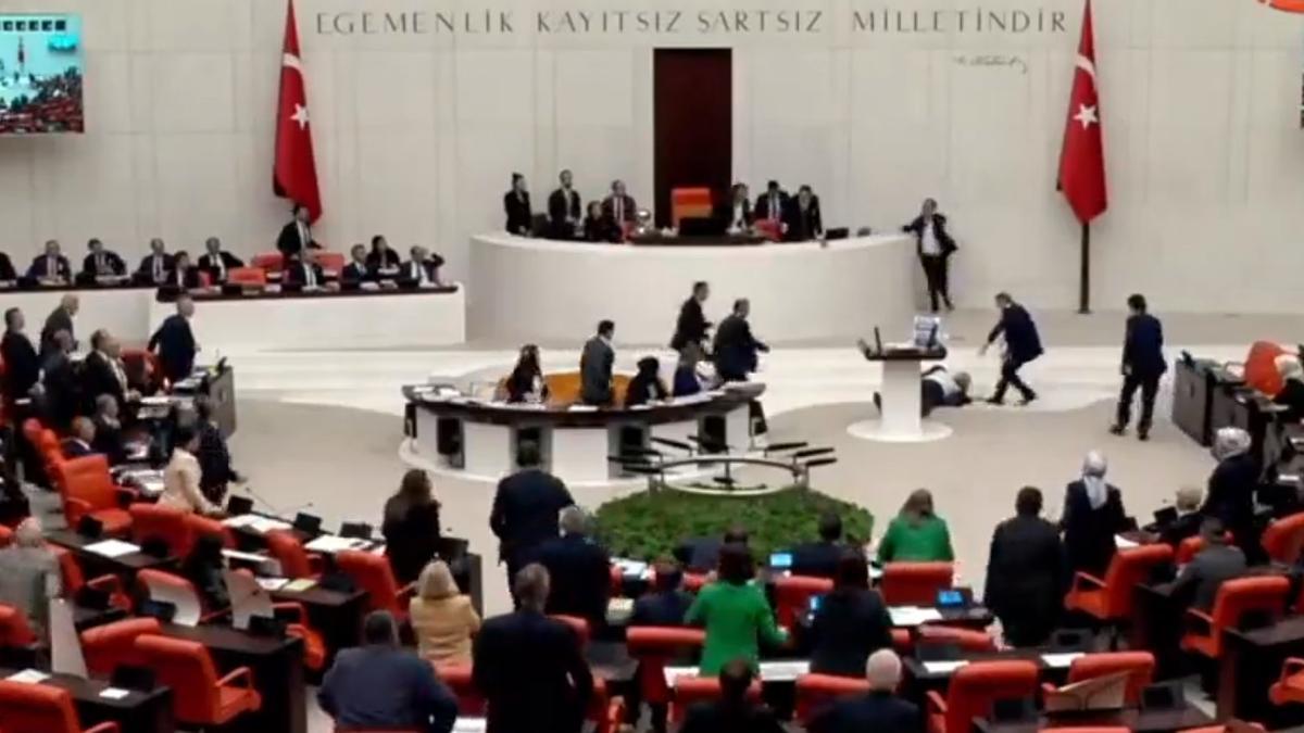 El diputado turco cae al suelo tras su infarto.