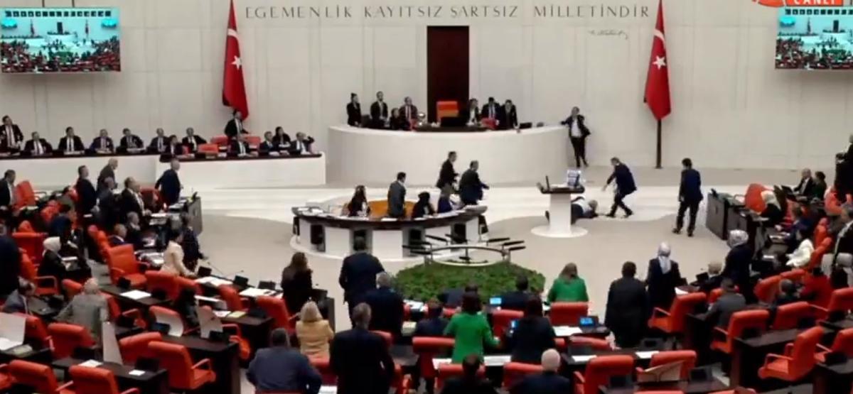 El diputado turco cae al suelo tras su infarto.