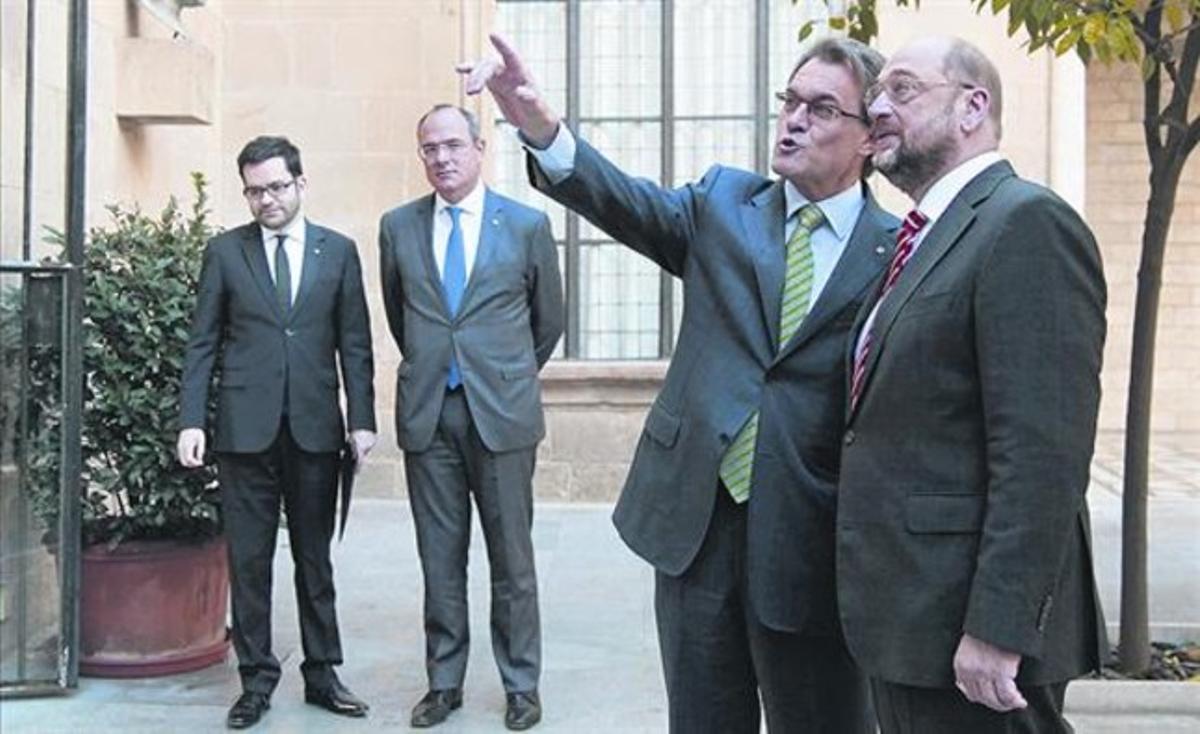 Presidentes 8 Artur Mas comenta con Martin Schulz un detalle del Palau de la Generalitat, ayer.