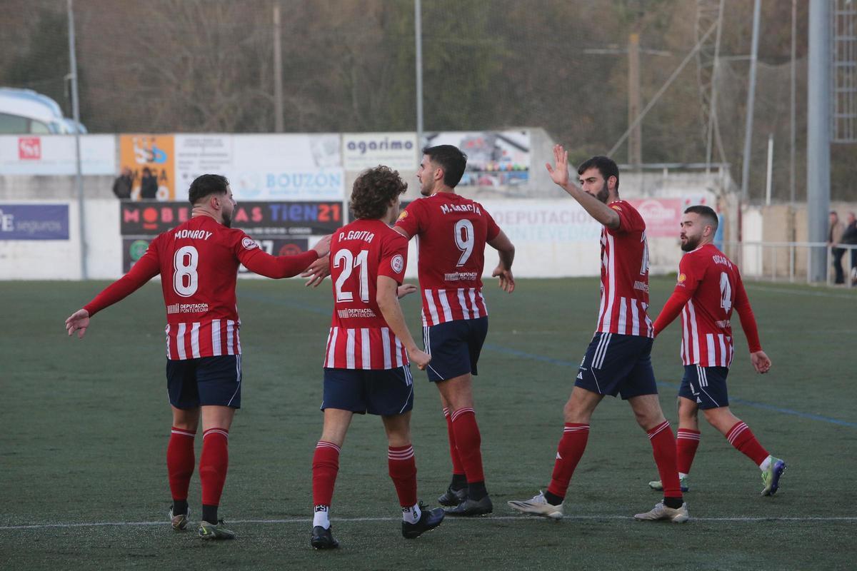 Jugadores del Alondras celebran un gol en un partido de la presente temporada.
