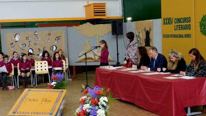 Varios momentos de la entrega de premios del concurso literario.