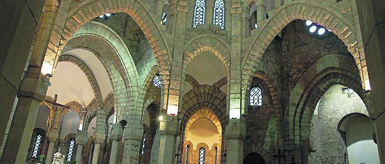 Interior de la iglesia diseñada por Antonio Palacios.