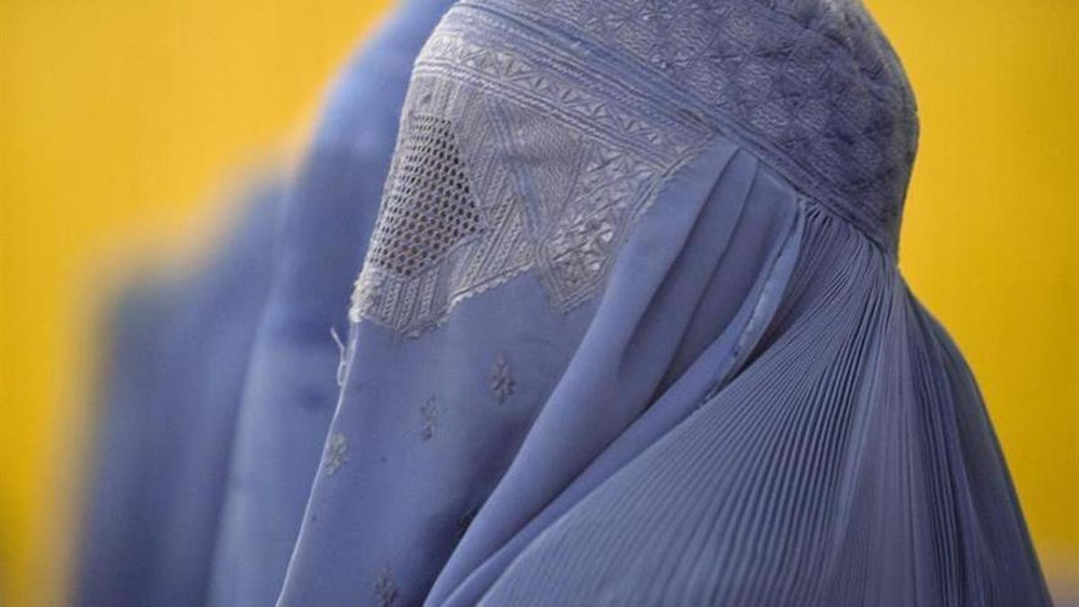 Vox pide prohibir el burka en dependencias municipales.