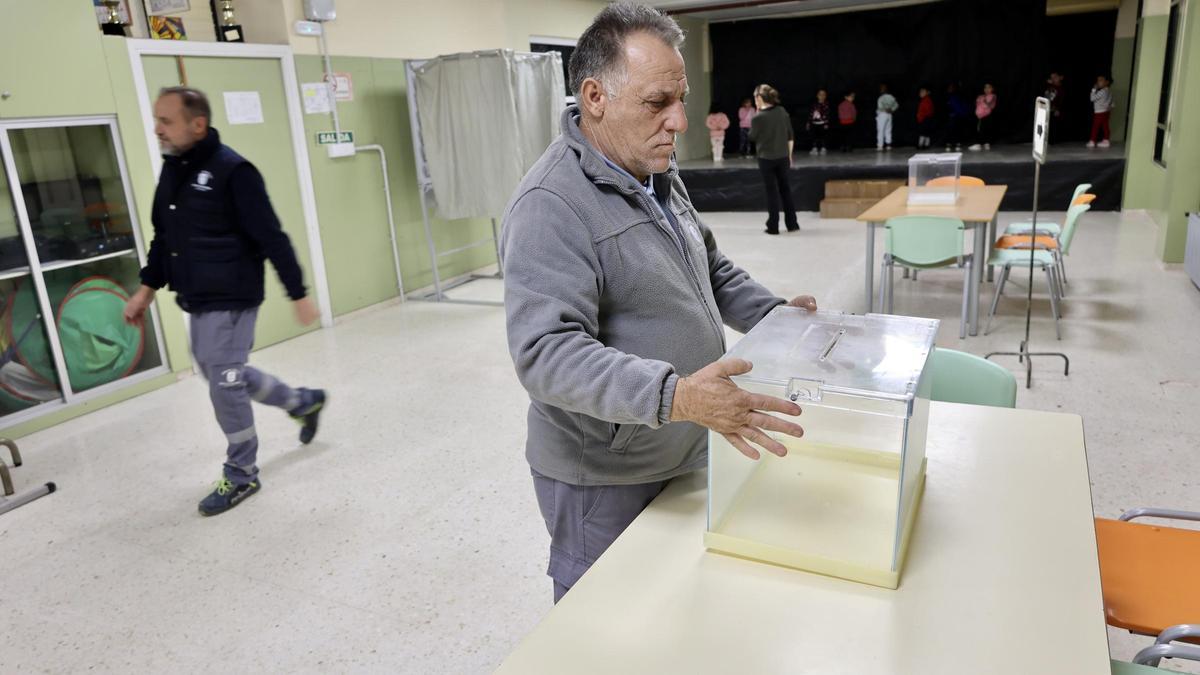 Preparación de las urnas en el CEIP Valentín Buendía de Las Torres.