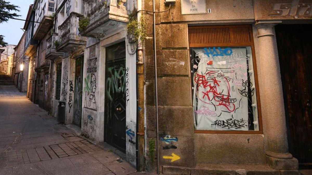 Pintadas en las calles Ponte y Enfesta de San Telmo.   | // GUSTAVO SANTOS