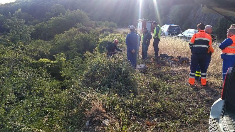 Evacúan a una mujer tras caer su vehículo por un desnivel en Ourense. // G. C.