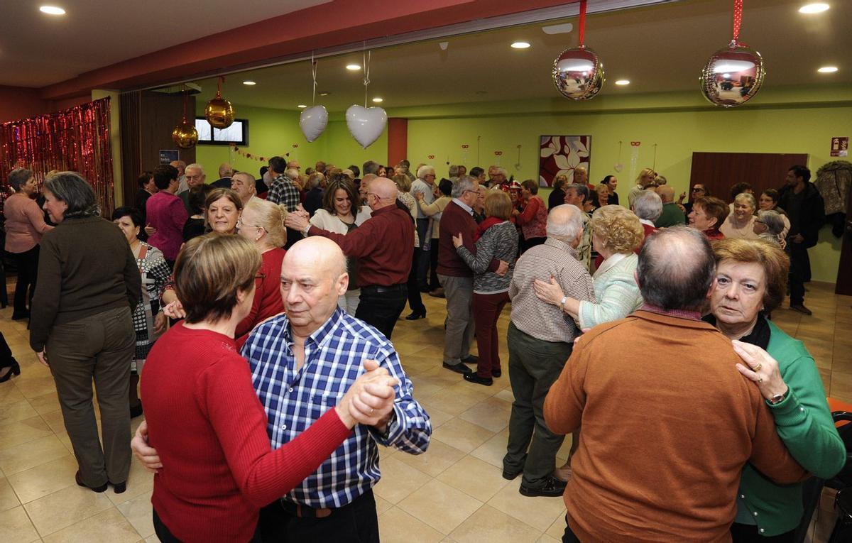 Cerca de un centenar de mayores acudieron al Entroido de Namorar en A Bandeira.  | BERNABÉ/JAVIER LALÍN