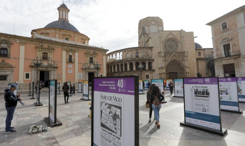 La exposición atrae las miradas de los curiosos.