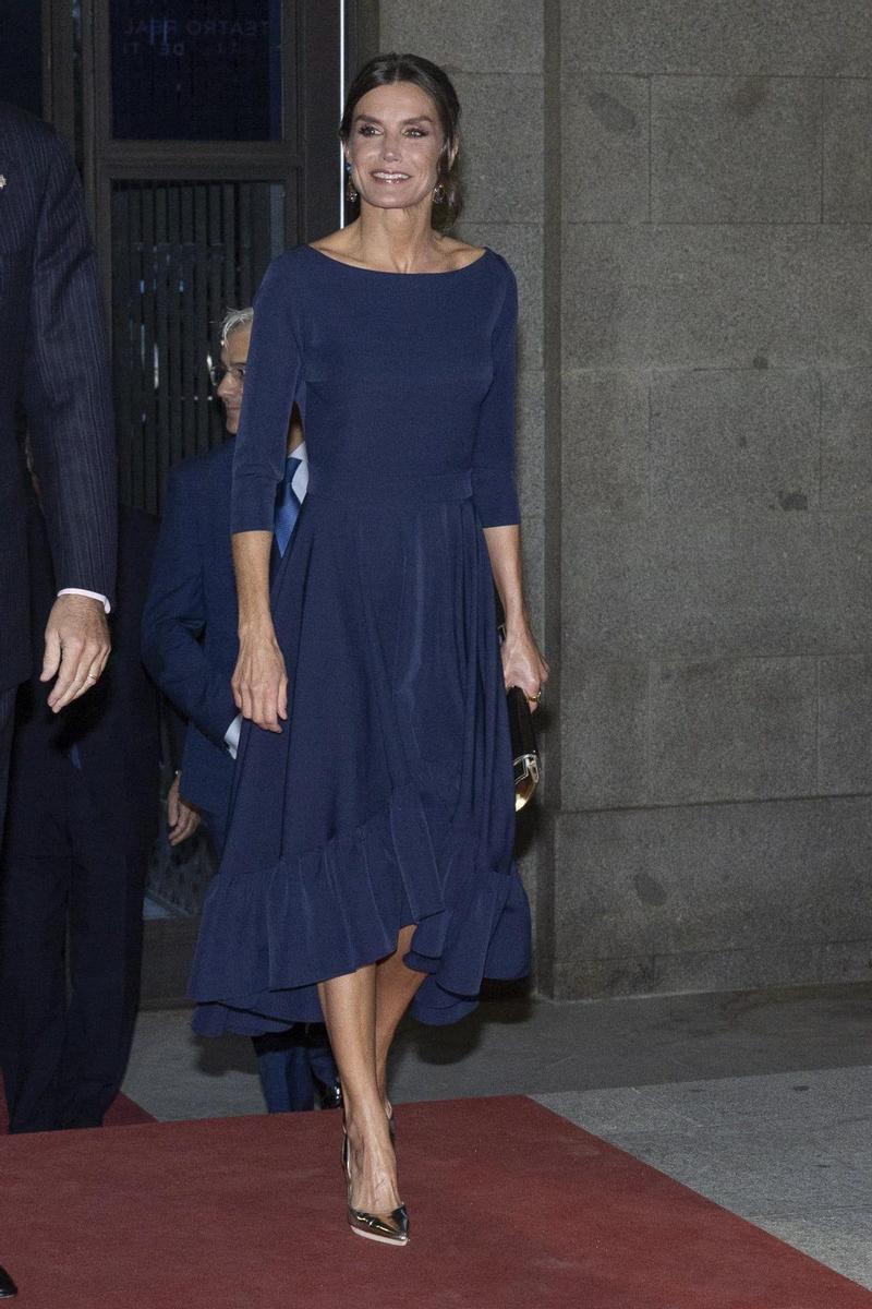 La reina Letizia con vestido azul marino de Miphai