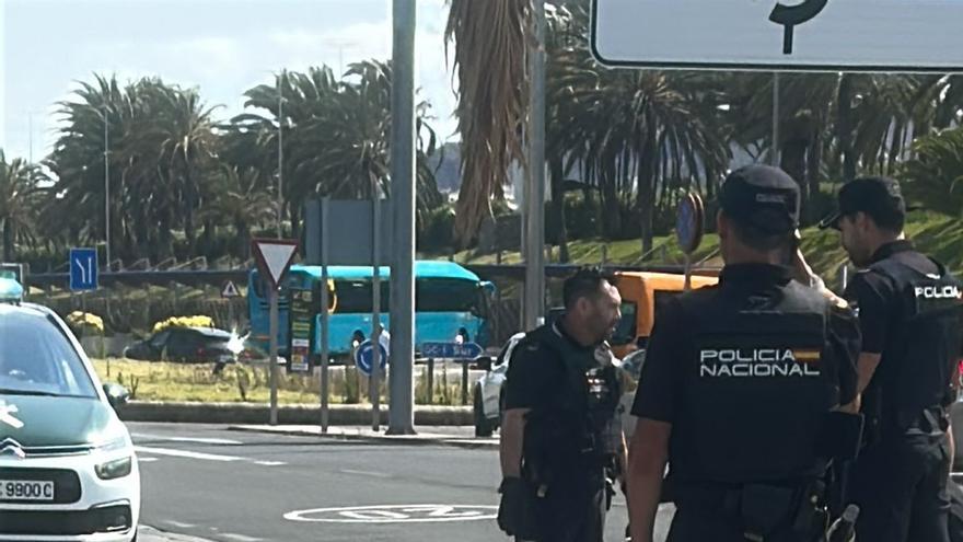 Fallece un hombre tras intentar atracar a un taxista en el Aeropuerto de Gran Canaria