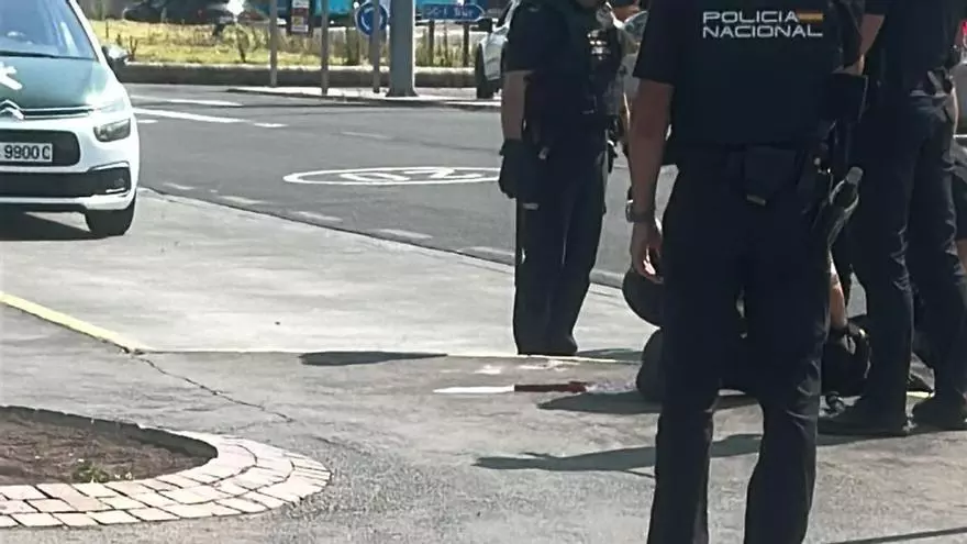 Muere el atracador herido de bala por la Policía tras asaltar a un taxista con un arma blanca en el aeropuerto de Gran Canaria