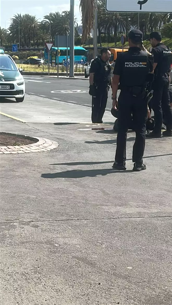 Un joven con un cuchillo muere a tiros al atacar a un taxista y a la Policía en el aeropuerto de Gran Canaria