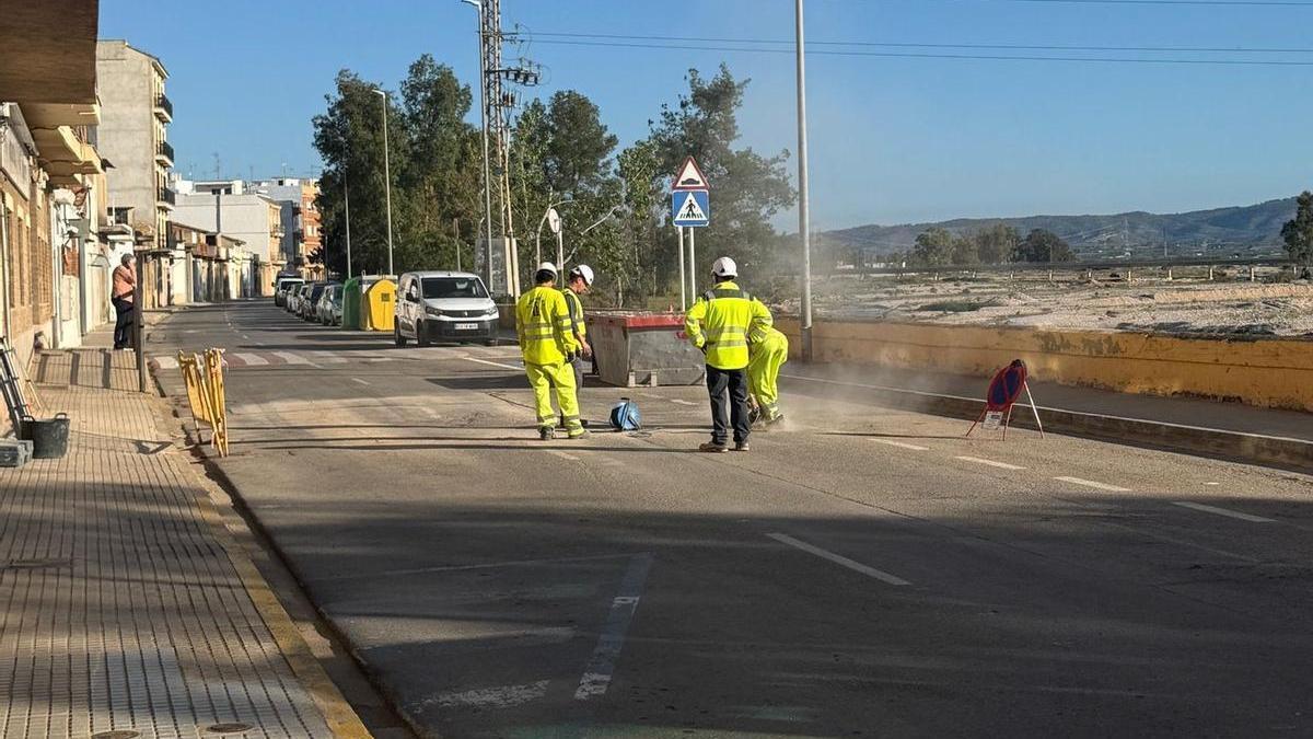 Trabajos en la Ronda del Malecón de Carlet por un hundimiento en el pavimento a causa de la dana.
