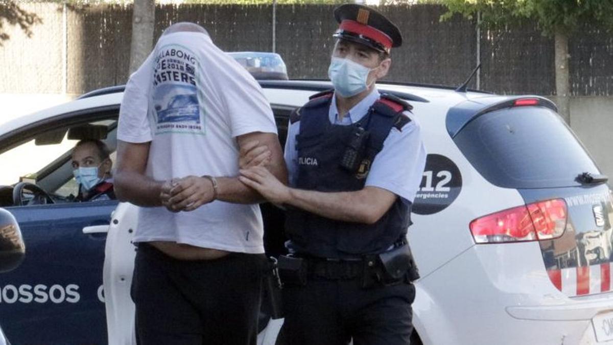 Uno de los mossos sospechosos camino del juzgado.