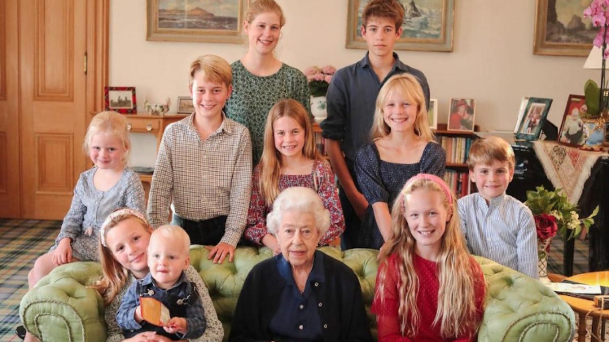 Isabel II con algunos de sus nietos y bisnietos en el verano de 2022