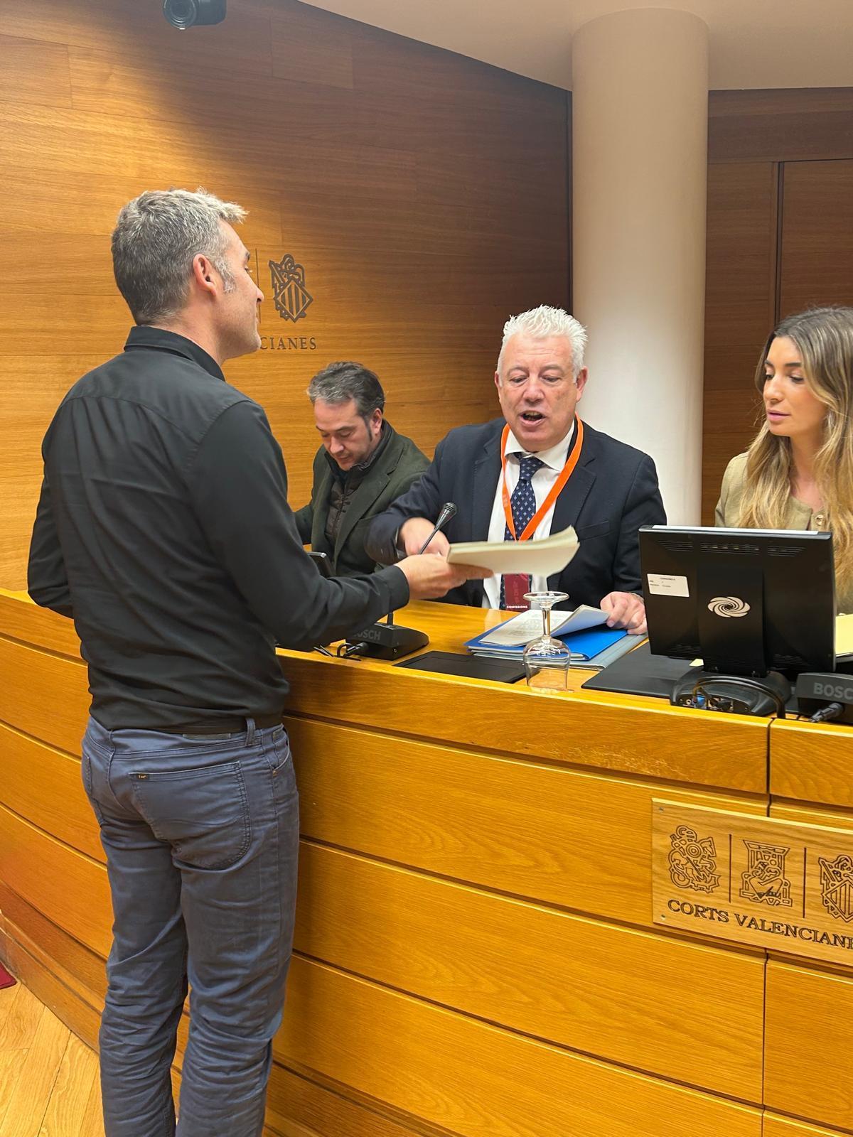 Gerard Fullana entrega a McEvoy el auto de la jueza de la dana