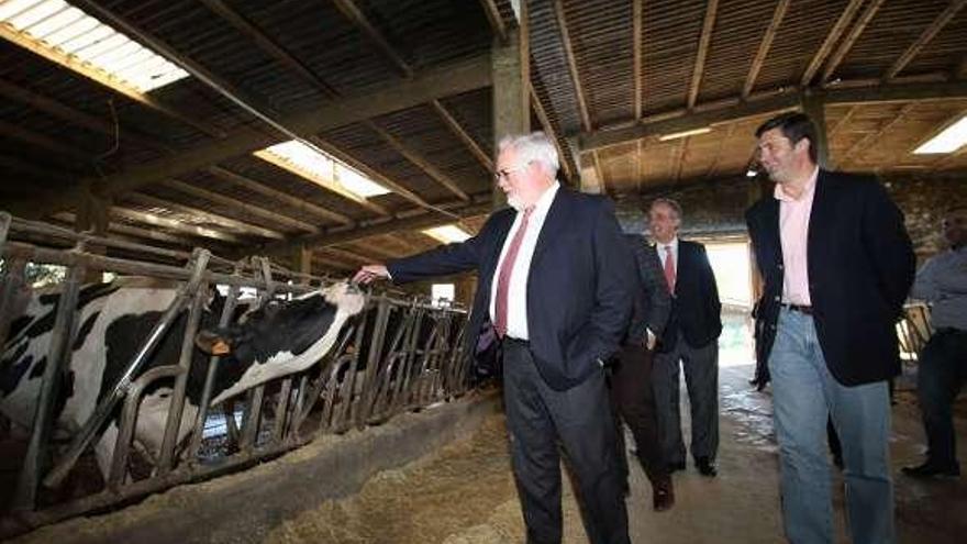 Arias Cañete y Juárez, durante la visita a SAT Vila. // Bermabé/Gutier