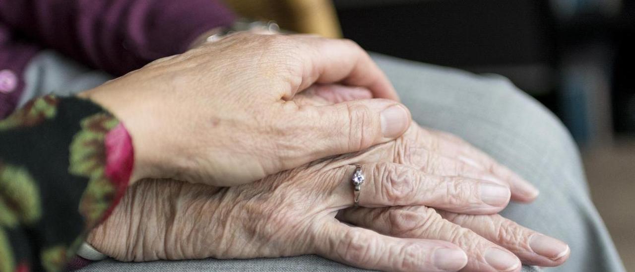 La línea telefónica persigue ayudar a los pacientes, familiares y cuidadores.