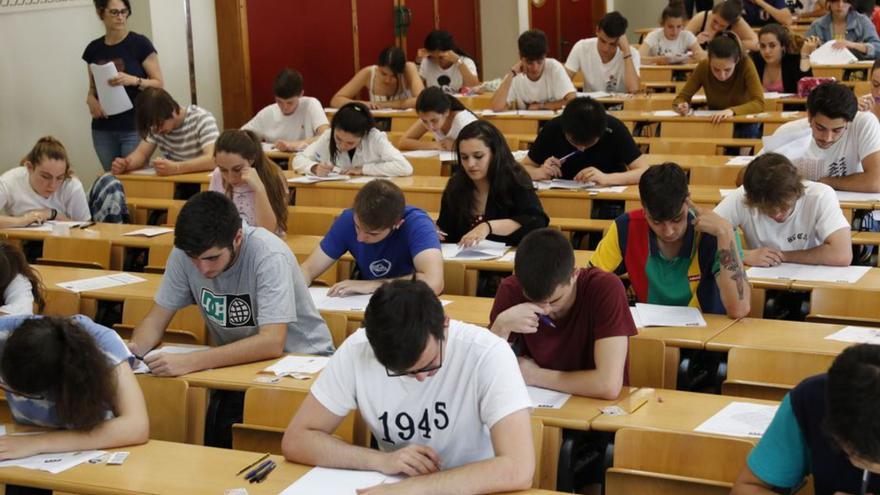 Alumnos haciendo la selectividad en Vigo.