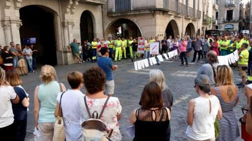 La concentració dels treballadors, ahir, davant l&#039;ajuntament.