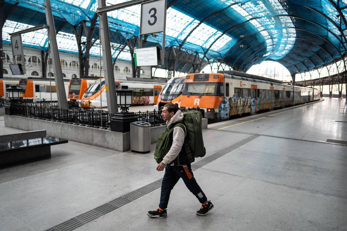 Trenes de Rodalies parados en la estación de França de Barcelona, en el segundo día de interrupción del servicio