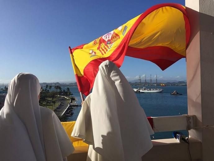 Unas monjas reciben al 'Juan Sebastián Elcano'