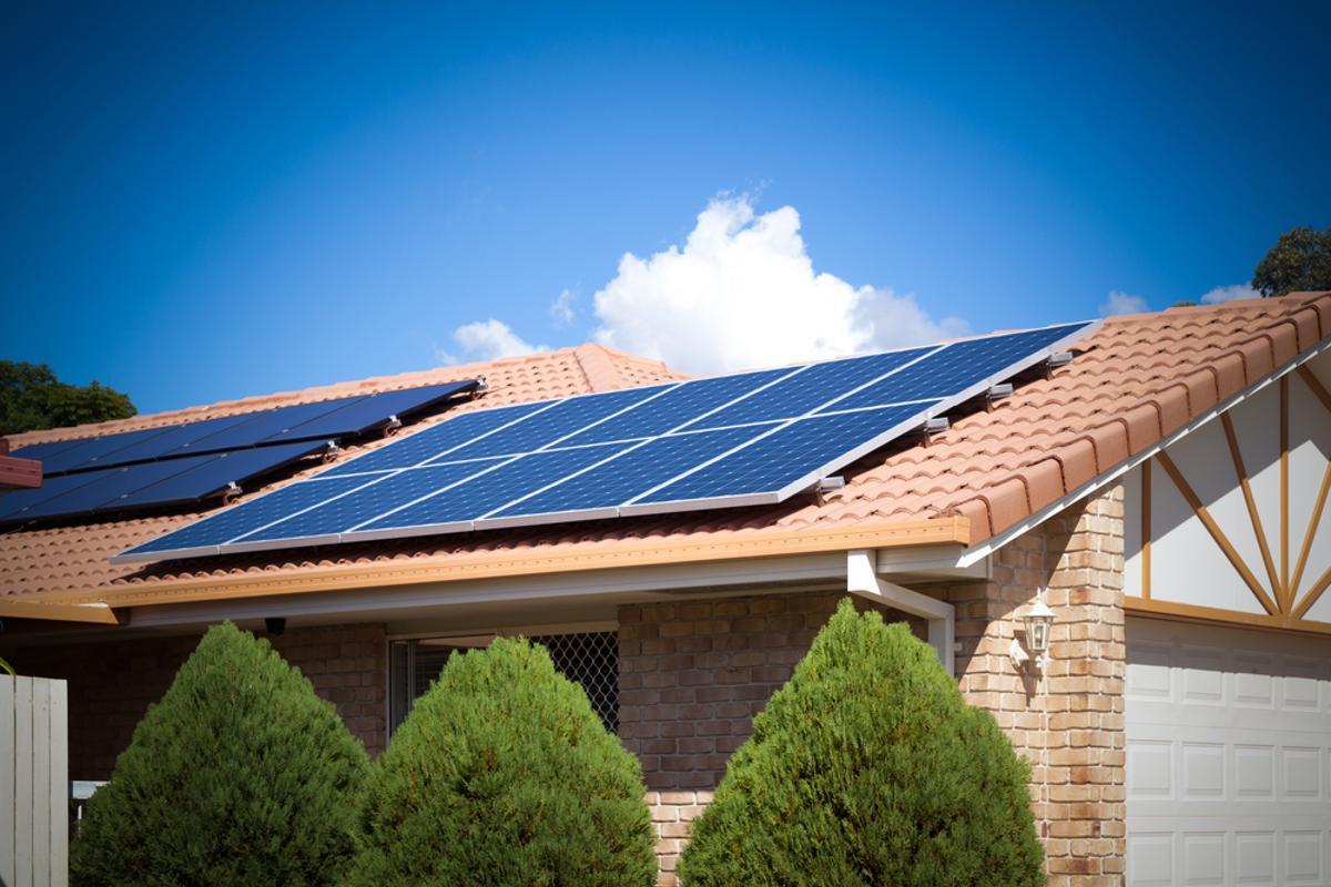 Placas solares en el tejado de una casa
