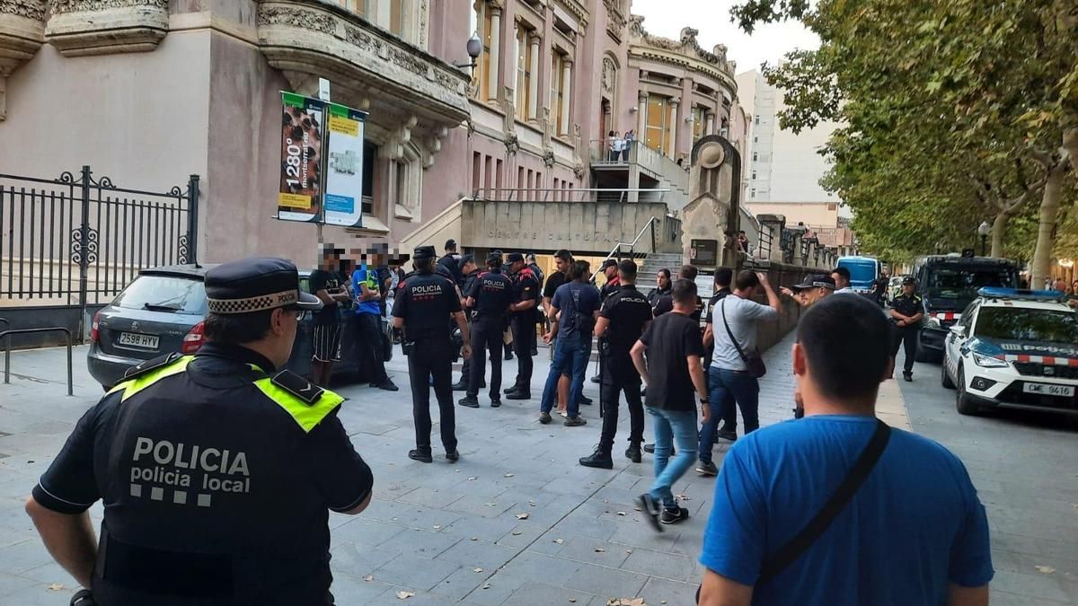 Moment de la identificació d'una trentena de menors, dijous, al Passeig