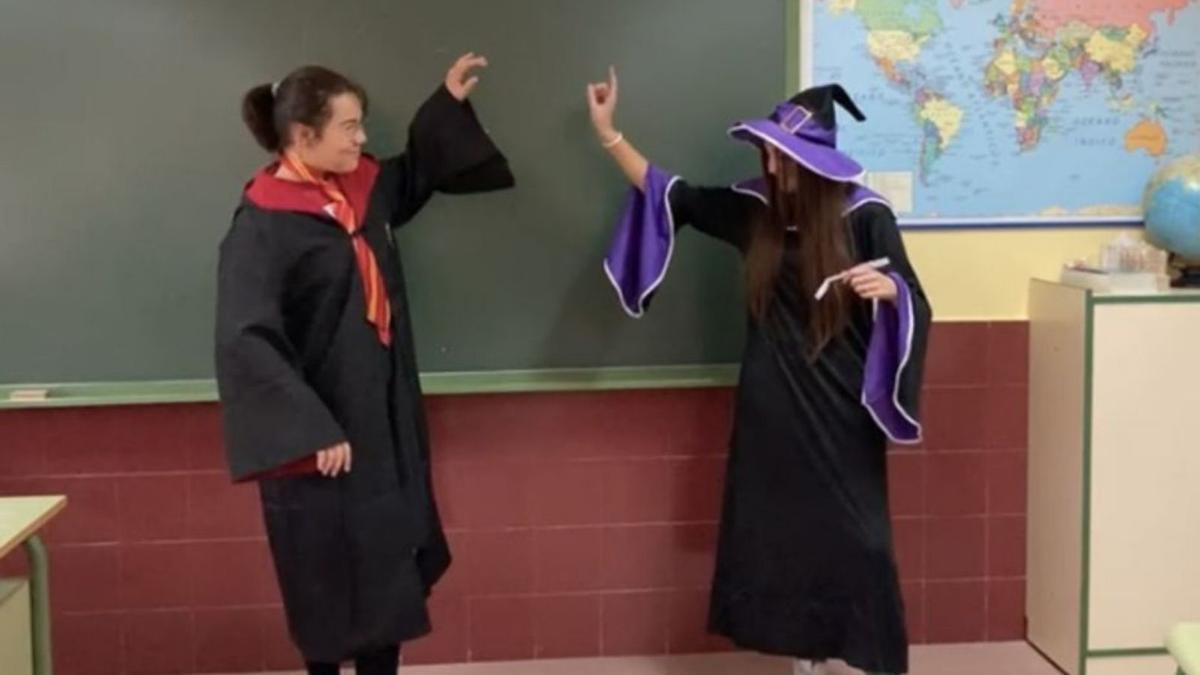 Dos alumnas enseñan algunos de los hechizos de Harry Potter. | Cedida