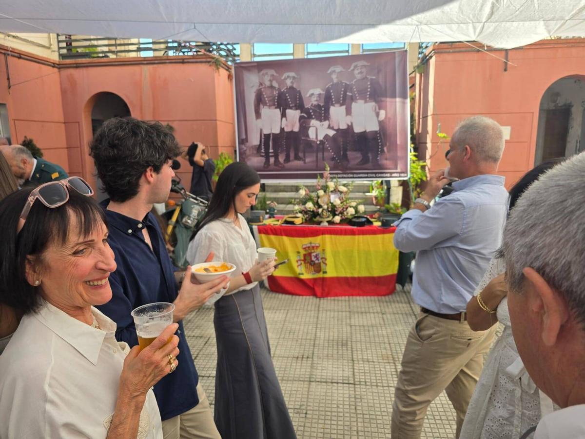 Un foto de guardias civiles vestidos a la vieja usanza presidía el &quot;vino español&quot; en el cuartel.