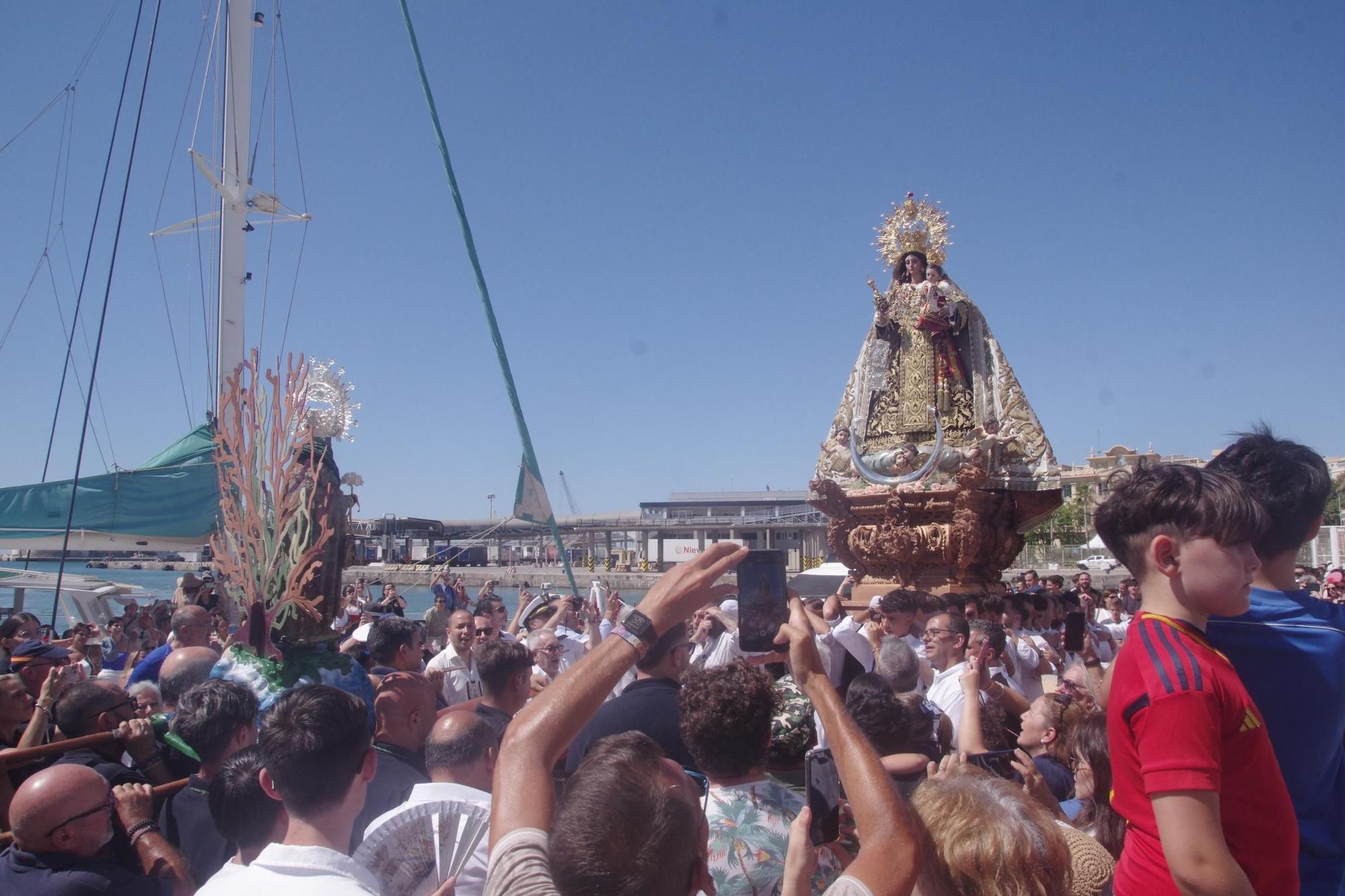 Encuentro en el Puerto de las vírgenes del Carmen de El Perchel y la de los submarinistas