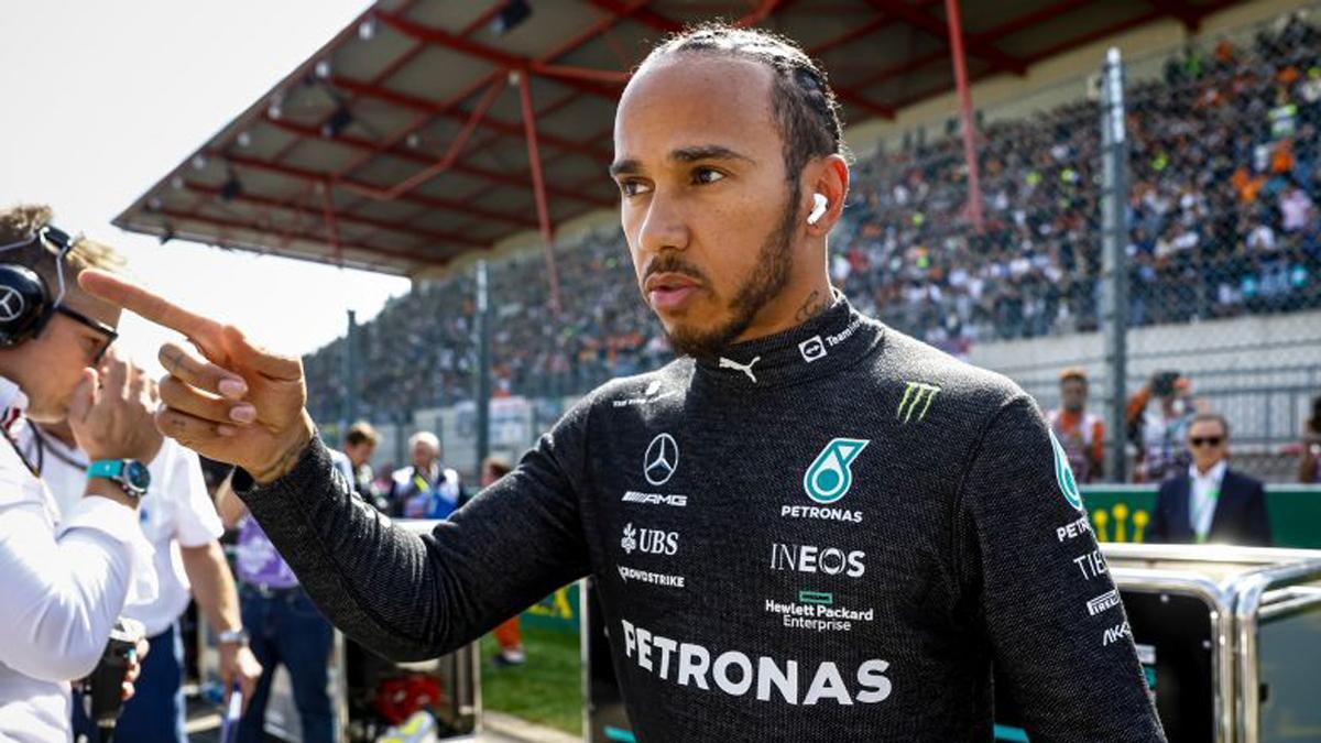 Lewis Hamilton, señalando