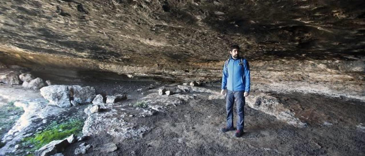 El arqueólogo de Tous Ximo Martorell, en el interior de la cueva de Pertecates.