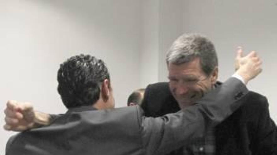 Amadeo Salvo y Aurelio Martínez se abrazan, tras la comparecencia de éste, ayer.