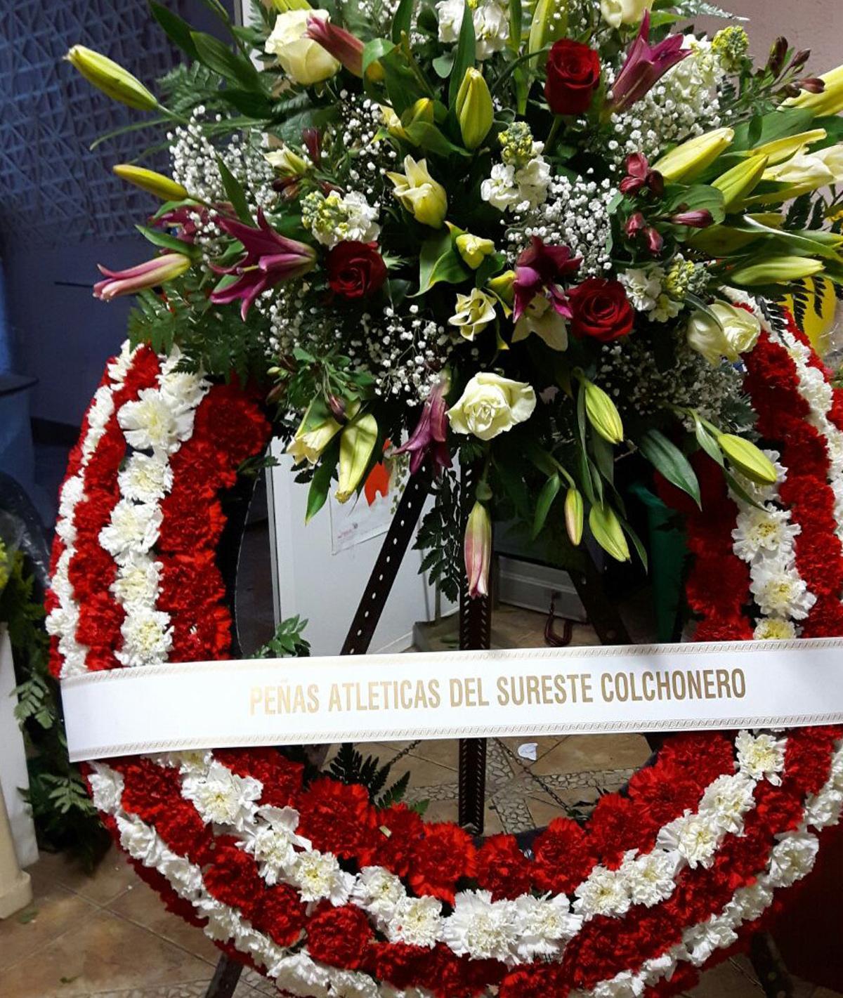 Las peñas del Atlético envían coronas de flores a los fallecidos en el accidente