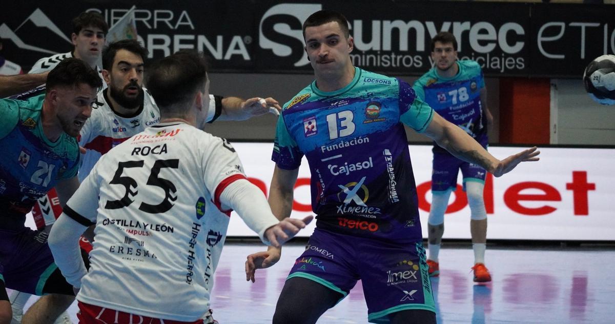 Domingo Luis Mosquera realiza un pase.