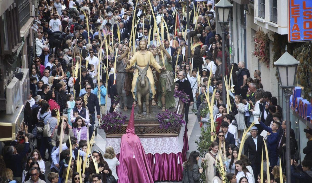 Calles abarrotadas de gente durante la procesión del Domingo de Ramos del año pasado en Zamora.