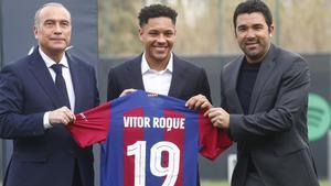 Vitor Roque, en su presentación como nuevo jugador del Barça junto a Rafa Yuste, el vicepresidente deportivo azulgrana, y Deco, director deportivo.